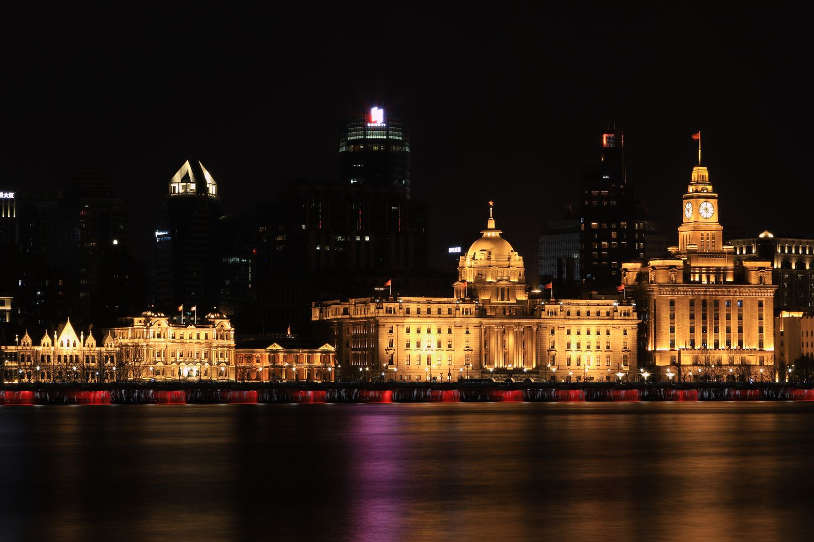 El Bund de Shang Hai de noche con los rascacielos de Pudong al fondo