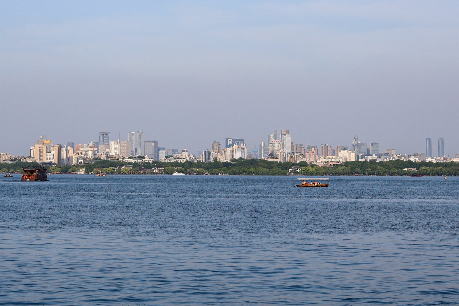 Lago del Oeste de Hangzhou con puentes y pagodas
