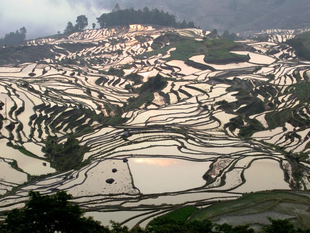 Paisaje de montañas y pueblos del Yunnan al atardecer